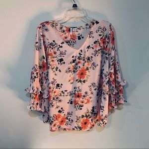 Ladies Large pink floral blouse w/ruffle sleevesA8